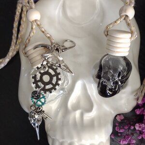 Steampunk Skull Diffuser with a Raven, Gears, Key & Clock Detachable Keychain